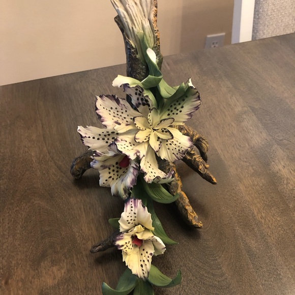 Capodimonte Porcelain White and Purple Iris Flowers on a Tree Stump